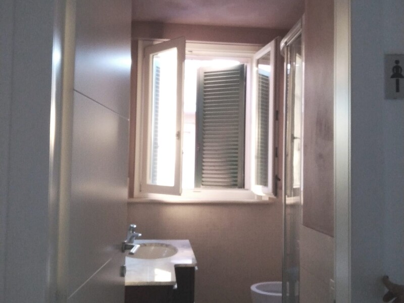 Bagno Finestrato con doccia.jpg