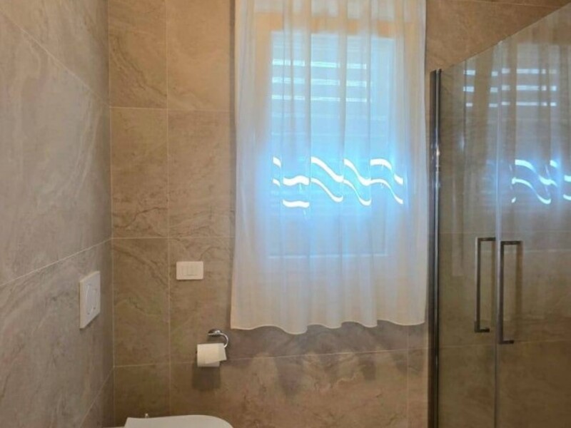 Bagno Finestrato con ampia Doccia e Rivestimento di pregio.jpg
