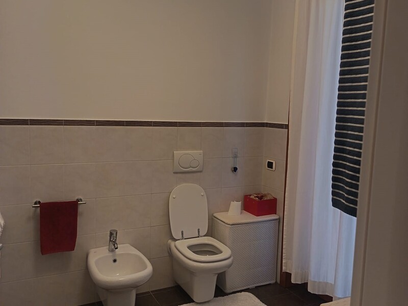 Bagno finestrato con balcone.jpg